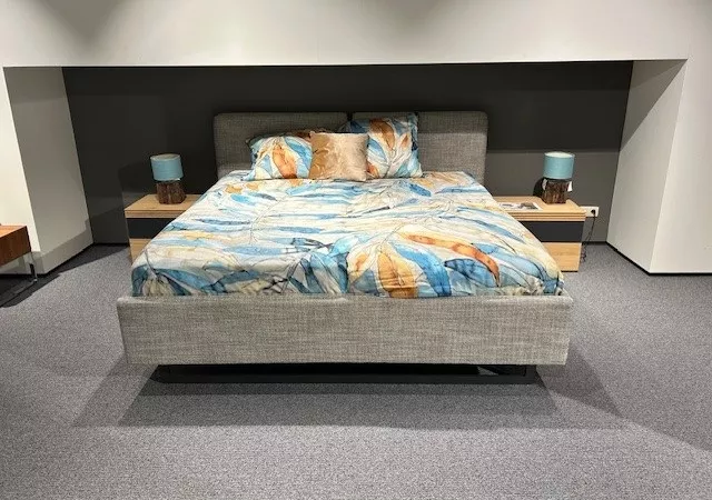 Tantum bed + nachttafels Hulsta toonzaalmodel