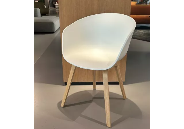About a chair 22 oak base - polyprop white (ral 9003)