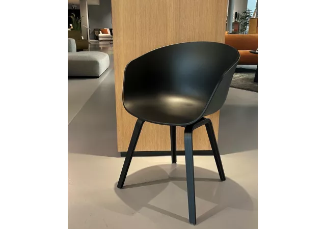 About a chair 22 oak base - polyprop black (ral 9005)