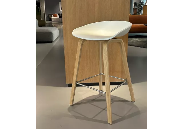 About a stool 32 - 65 cm oak base - polyprop white (ral 9003)